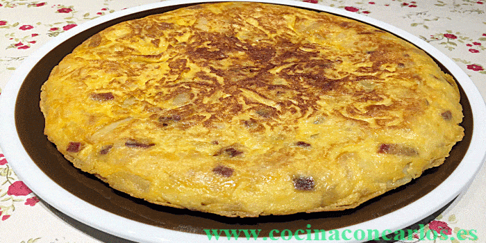 Tortilla de patata con cebolla y chorizo