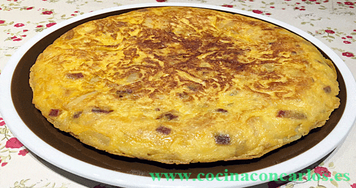 Tortilla de patata con cebolla y chorizo